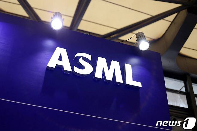 중국 상하이에서 열린 반도체 산업 무역 박람회 '세미콘 차이나'에 네덜란드의 세계적 칩 제조업체 ASML의 부스가 마련돼 있다. 2023.06.29/ ⓒ 로이터=뉴스1 ⓒ News1 권진영 기자
