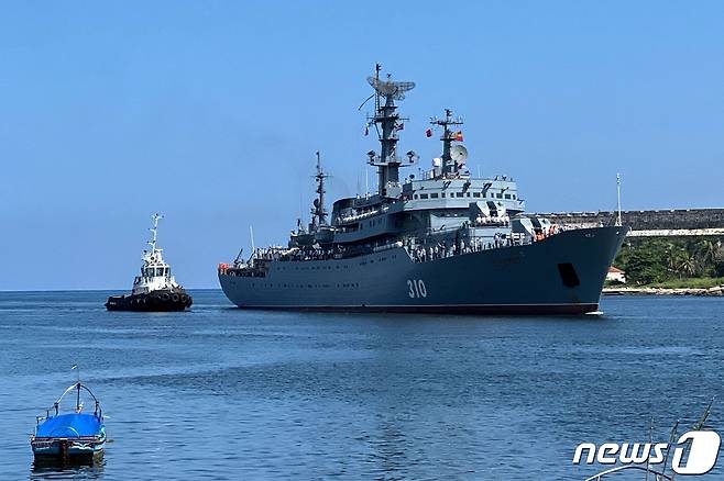 11일 (현지시간) 러시아 해군 훈련함 페레코프가 쿠바 아바나 항에 도착을 하고 있다. 2023.7.13 ⓒ AFP=뉴스1 ⓒ News1 우동명 기자