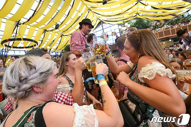옥토버페스트가 열린 독일 뮌헨에서 여성들이 맥주를 들고 건배를하고 있다. 2023.09.16 ⓒ 로이터=뉴스1 ⓒ News1 정지윤 기자