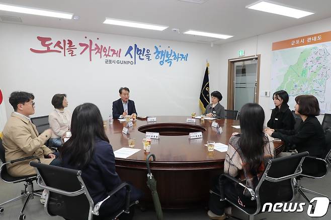 하은호 경기 군포시장이 28일 집무실에서 '친절공무원과의 간담회'를 진행하고 있다. (군포시 제공)