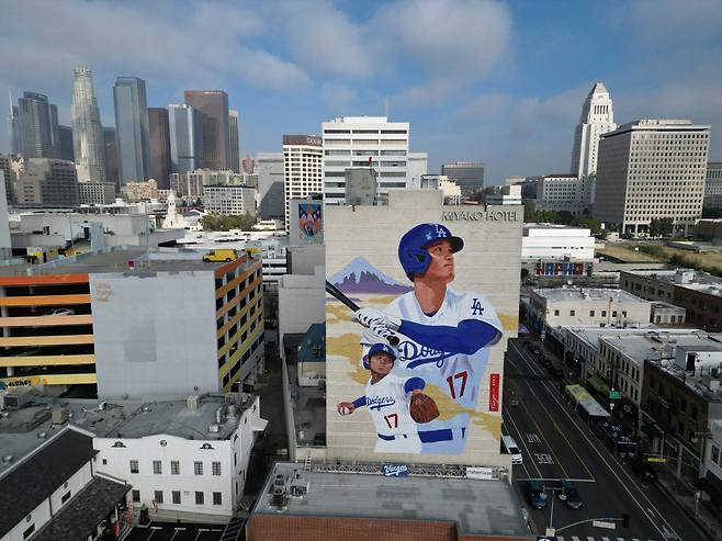 오타니 쇼헤이의 타격과 투구 모습을 담은 대형 벽화가 LA 다운타운 한 호텔 벽면에 그려져 있다 . 'LA 라이징''이라는 제목의 이 벽화 제막식이 전날 열렸다. AFP연합뉴스