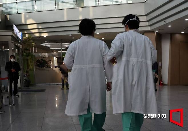 19개 대학 의대교수 비상대책위원회에서 사직 여부를 결정할 것으로 보이는 15일 서울의 한 대학병원에서 의료진들이 진료구역으로 들어가고 있다. 사진=허영한 기자 younghan@