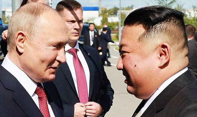 블라디미르 푸틴 러시아 대통령(왼쪽)과 북한 김정은이 지난해 정상회담을 갖고 인사를 하고 있다. /연합뉴스