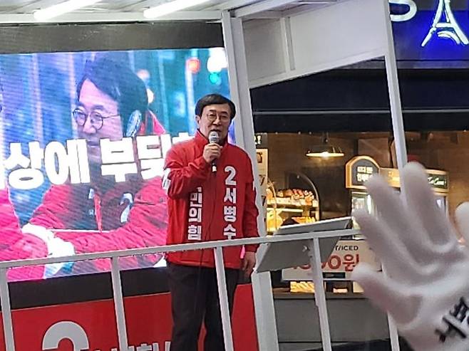 만덕동에서 유세차에 올라 선거 유세를 하는 서병수 후보 ⓒ데일리안 남가희 기자