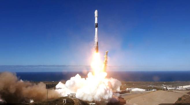 지난 2023년 12월1일(현지시각) 미국 캘리포니아 반덴버그 우주군 기지에서 한국의 첫 군사정찰위성을 탑재한 미국 스페이스Ⅹ사의 팰컨9 우주발사체가 발사되고 있다. 스페이스X 제공