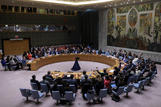 지난 25일 미국 뉴욕 유엔본부에서 열린 유엔 안전보장이사회(안보리) 회의에서 이스라엘·하마스 전쟁의 즉각 휴전을 요구하는 결의안 표결이 진행되고 있다. 뉴욕=로이터 연합뉴스
