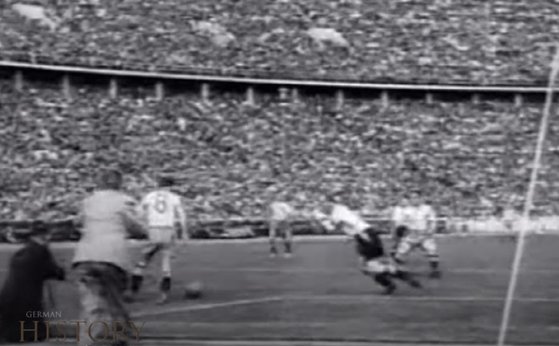 1942년 9월 20일 베를린 올림픽 스타디움에서 열린 독일과 스웨덴의 경기. 한창 전쟁 중 임에도 무려 10만의 관중이 들어찼을 만큼 성황리에 열렸다. 유튜브 캡처