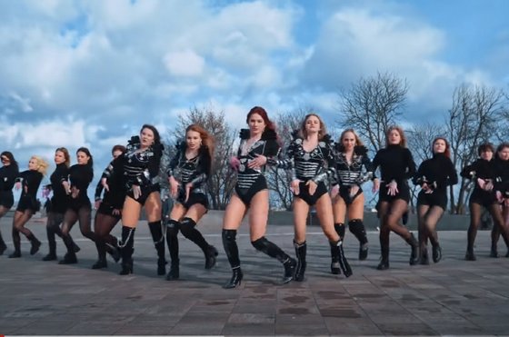 유튜브에 K팝 커버 영상을 올린 우크라이나 댄스 동호회. 취미 생활을 즐김과 동시에 전세계에 러시아의 침략 행위를 규탄하는 내용도 함께 전하고 있다. 유튜브 캡처
