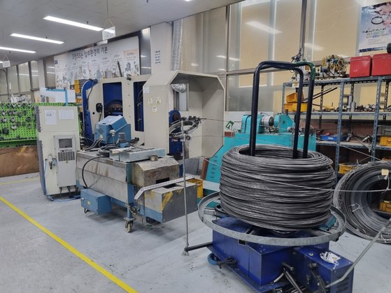 경기 시흥시의 스프링 제조업체 '오성스프링'에서 스프링 제품을 생산하는 기계 모습. 이우림 기자