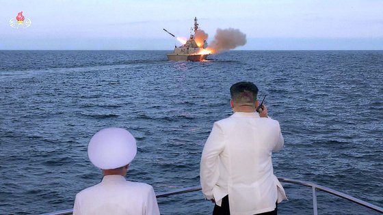 김정은 북한 국무위원장이 지난해 8월 한미연합연습 '을지 자유의 방패'(UFSㆍ을지프리덤실드)를 기해 해군 함대를 시찰하고 전략무기 발사훈련을 참관했다고 조선중앙TV가 21일 보도했다. 연합뉴스