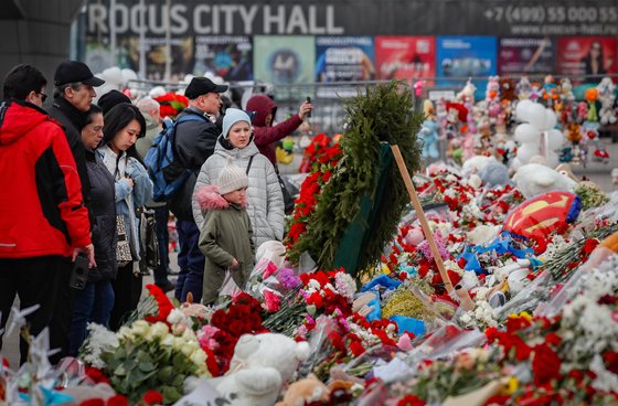 러시아 시민들이 28일 광장에 모여 테러 희생자를 추모하고 있다. EPA=연합뉴스, 무단 전재-재배포, AI 학습 및 활용 금지〉