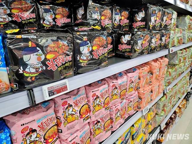 28일 서울의 한 대형 마트에서 삼양식품의 ‘불닭볶음면’이 종류별로 판매되고 있다. 김건주 기자