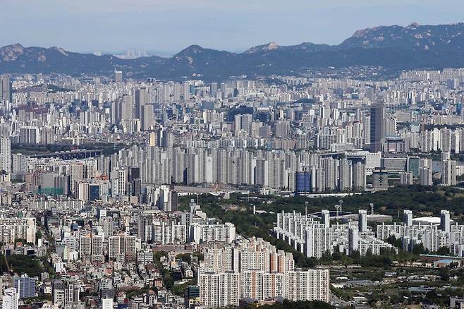 서울 아파트 매매가가 상승으로 돌아섰지만 매물은 급증하고 있다. [한주형 기자]