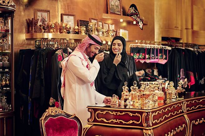 아랍에미리트 향수 코너에서 현지 남녀가 향기를 맡고 있다 <사진=두바이관광청 >