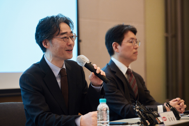 임종윤(왼쪽)·종훈(오른쪽) 한미사이언스 이사가 지난 21일 열린 기자간담회에서 발언하고 있다.  임종윤 이사 측 제공