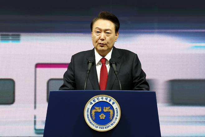 윤석열 대통령이 29일 서울 강남구 수서역에서 열린 수도권광역급행철도(GTX) A노선 수서~동탄 구간 개통 기념식에서 기념사를 하고 있다. 연합뉴스