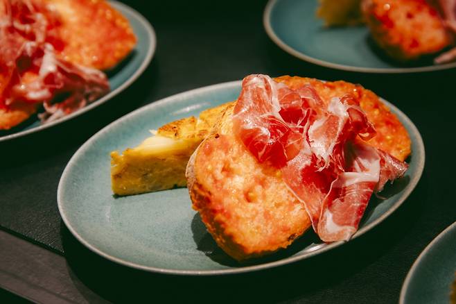 아침 식사로 좋은 판 콘 토마테와 생햄. 우유나 커피, 주스를 곁들이면 좋다