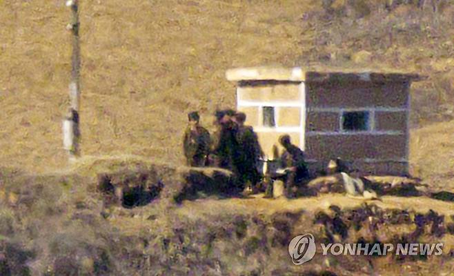 초소에 모여있는 북한 군인들 2023년 2월19일 오후 경기도 파주시 오두산 통일전망대에서 바라본 북한 황해북도 개풍군 일대의 한 초소에서 북한 군인들이 모여 있는 모습 [연합뉴스 사진]