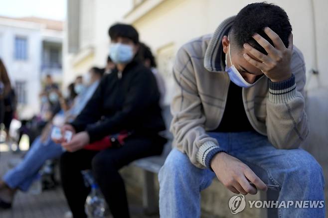 진료 대기 중인 아르헨티나 뎅기열 환자 (부에노스아이레스 AP=연합뉴스) 26일(현지시간) 아르헨티나 부에노스아이레스 한 병원에서 뎅기열 증세를 보이는 환자들이 진료 순서를 기다리고 있다. 2024.3.28