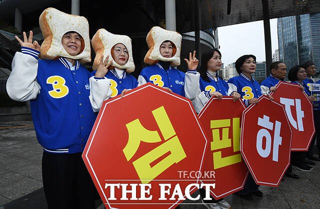 지난 28일 서울 용산역 첫 공식 선거유세에서 더불어민주연합 비례 후보들이 식빵 모양 모자를 쓰고 '더불어몰빵'을 홍보하는 모습. /이동률 기자