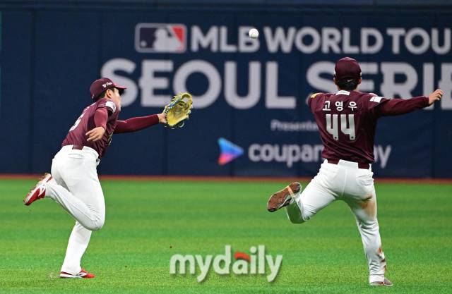 2024년 3월 17일 서울 구로구 고척스카이돔에서 열린 '메이저리그 월드투어 서울시리즈 2024' 스페셜 매치 키움 히어로즈와 LA 다저스의 경기, 3회초 키움 선수들이 수비하고 있다.