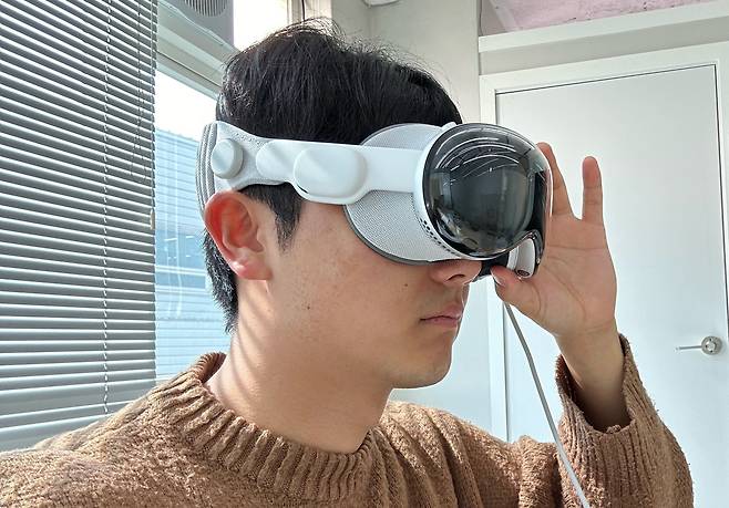 비전 프로의 무게는 눈 앞에 쏠려 있어 뒷목에 피로감을 준다. /김민국 기자