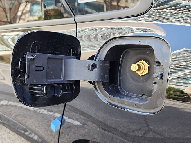 LPG업계가 현재 시범사업을 진행하고 있는 K5 LPG 하이브리드 연료주입구. 김성우 기자