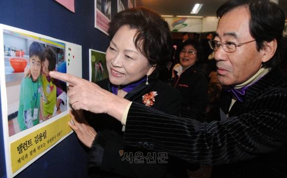 서초구 양재동 서초구민회관에서 열린 2007서초V페스티벌‘자원봉사대상 시상식’장에 참석한 김용림,남일우 부부가 자원봉사 얼굴 사진전시회 부스에서 본인 사진을 관람하고있다. 서울신문
