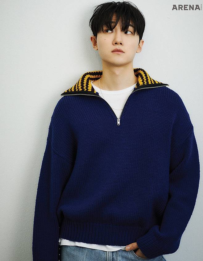 니트 톱 마르니 by 지스트릿 494 옴므, 팬츠 아워레가시, 이너 티셔츠·네크리스·팬츠에 두른 스카프 모두 스타일리스트 소장품.