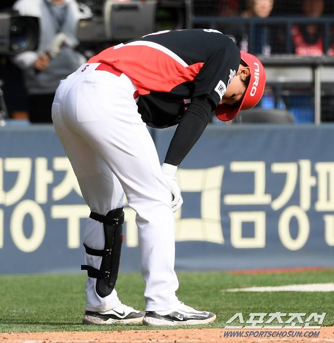 31일 잠실구장에서 열린 두산 베어스와 KIA 타이거즈의 경기. 7회초 1사 만루 KIA 김도영이 몸에 맞는 볼 직후 통증을 호소하고 있다. 잠실=박재만 기자 pjm@sportschosun.com/2024.03.31/