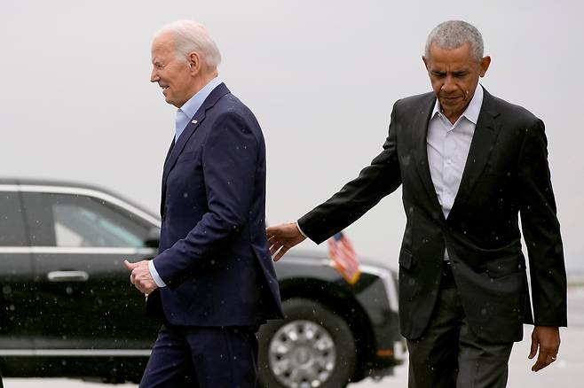 조 바이든 대통령(왼쪽)과 버락 오바마 대통령이 28일 미국 뉴욕의 존 F. 케네디 국제공항에 도착해 차량에 탑승하고 있다. /AP 연합뉴스