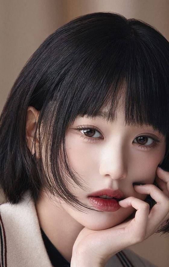 광고 촬영을 위해 앞머리가 있는 보브 스타일의 태슬 컷 단발로 변신한 장원영. 가발을 이용한 스타일이었음에도 태슬 컷 단발이 너무 잘 어울려 단번에 화제가 됐다. 장원영 인스타그램.