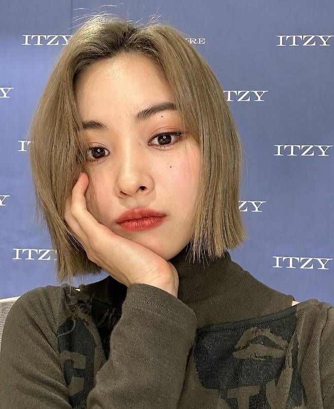 태슬 컷 단발머리로 변신 후 더 인기를 끈 있지의 류진. 블랙과 탈색의 컬러를 오고가며 변화를 주고 있다. 류진 인스타그램.