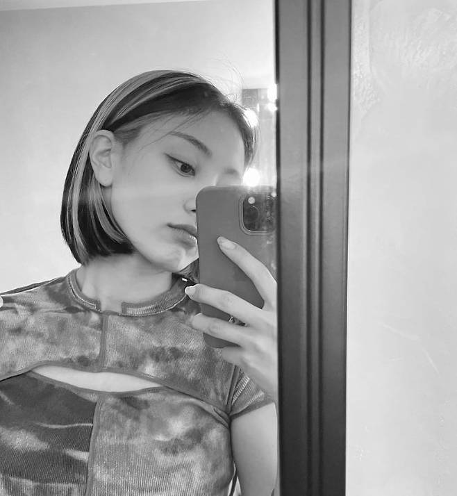 지효는 투톤 탈색과 염색으로 태슬 컷 단발머리에 변화를 주기도 했다. 지효 인스타그램.