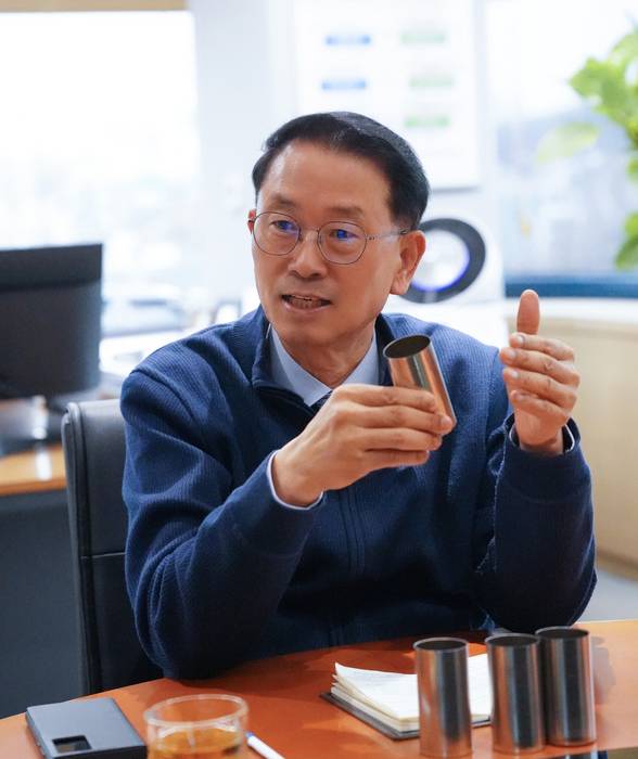 조점근 동원시스템즈 대표가 전자신문 인터뷰에서 4680 배터리 캔을 들고 설명하고 있다. (사진=동원시스템즈)