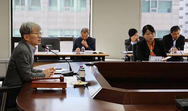 지난해 10월17일 열린 진실화해위 64차 전체위원회에서 김광동 위원장이 발언하고 있다. 맨 오른쪽에 황인수 조사1국장의 모습이 보인다. 신소영 기자 viator@hani.co.kr