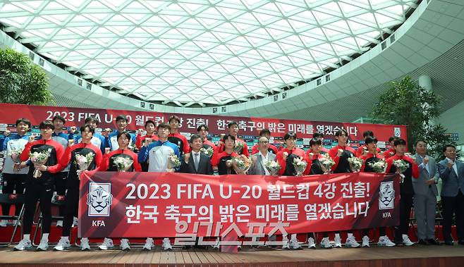 2023 FIFA U20 월드컵 4강 진출을 이룬 대한민국 U20 대표팀이 귀국했다. 김은중 감독과 선수들이 14일 오후 인천국제공항에 도착해 귀국환영행사를 갖고 단체로 포즈를 취하고 있다. 아르헨티나에서 열린 이번 월드컵에서 대한민국 대표팀은 2회 연속 4강 진출의 성적을 거뒀다. 인천공항=김민규 기자 mgkim1@edaily.co.kr /2023.06.14/