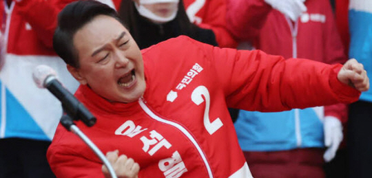 윤석열 대통령이 대선 후보 당시 어퍼컷 세리머니를 선보이는 모습. 연합뉴스