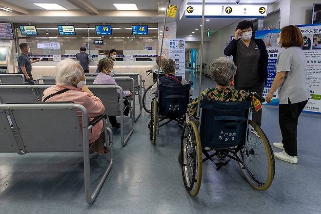 지난해 9월19일 경기 포천시 포천병원 원무과 앞에서 환자들이 대기하고 있다.ⓒ시사IN 박미소