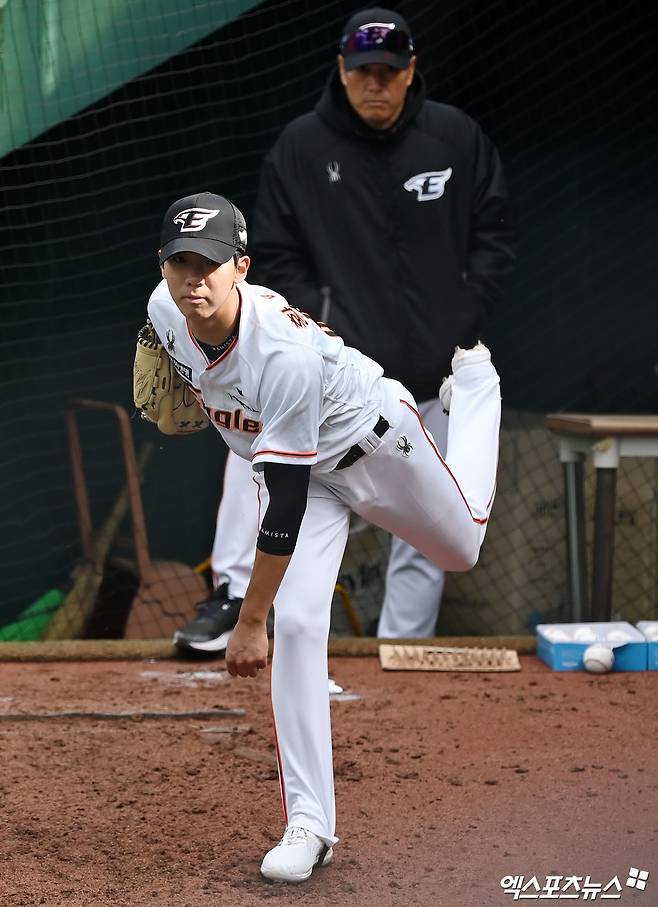 한화 이글스의 좌완 신인 황준서가 프로 데뷔전에서 승리투수가 됐다. 황준서는 31일 대전한화생명이글스파크에서 열린 2024 신한 SOL Bank KBO리그 KT 위즈와의 시즌 3차전에 선발 등판, 5이닝 3피안타 1피홈런 2사사구 5탈삼진 1실점으로 호투를 펼쳤다. 선발승을 수확한 황준서는 KBO리그 역대 10번째로 프로 데뷔전에서 승리투수가 된 '고졸 신인 투수'로 기록됐다. 한화 소속 선수로는 2006년 4월 12일 '괴물' 류현진 이후 무려 18년 만이다. 엑스포츠뉴스 DB