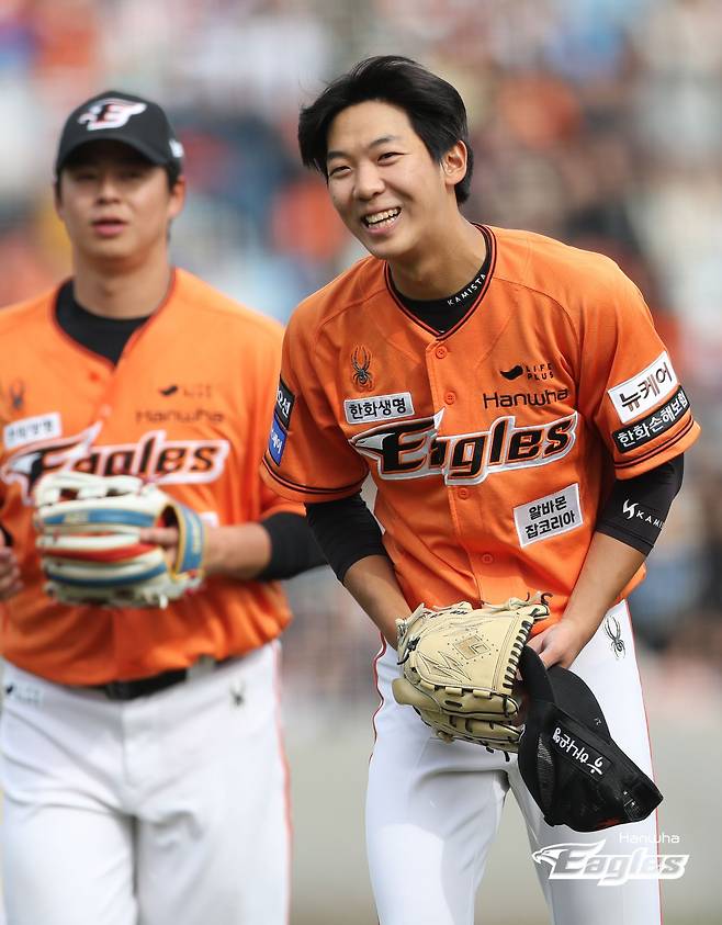 한화 이글스의 좌완 신인 황준서가 프로 데뷔전에서 승리투수가 됐다. 황준서는 31일 대전한화생명이글스파크에서 열린 2024 신한 SOL Bank KBO리그 KT 위즈와의 시즌 3차전에 선발 등판, 5이닝 3피안타 1피홈런 2사사구 5탈삼진 1실점으로 호투를 펼쳤다. 선발승을 수확한 황준서는 KBO리그 역대 10번째로 프로 데뷔전에서 승리투수가 된 '고졸 신인 투수'로 기록됐다. 한화 소속 선수로는 2006년 4월 12일 '괴물' 류현진 이후 무려 18년 만이다. 사진 한화 이글스 제공