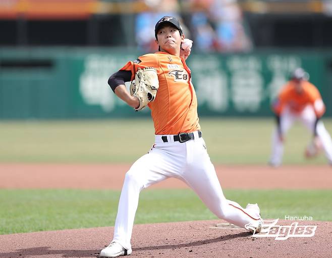 한화 이글스의 좌완 신인 황준서가 프로 데뷔전에서 승리투수가 됐다. 황준서는 31일 대전한화생명이글스파크에서 열린 2024 신한 SOL Bank KBO리그 KT 위즈와의 시즌 3차전에 선발 등판, 5이닝 3피안타 1피홈런 2사사구 5탈삼진 1실점으로 호투를 펼쳤다. 선발승을 수확한 황준서는 KBO리그 역대 10번째로 프로 데뷔전에서 승리투수가 된 '고졸 신인 투수'로 기록됐다. 한화 소속 선수로는 2006년 4월 12일 '괴물' 류현진 이후 무려 18년 만이다. 사진 한화 이글스 제공