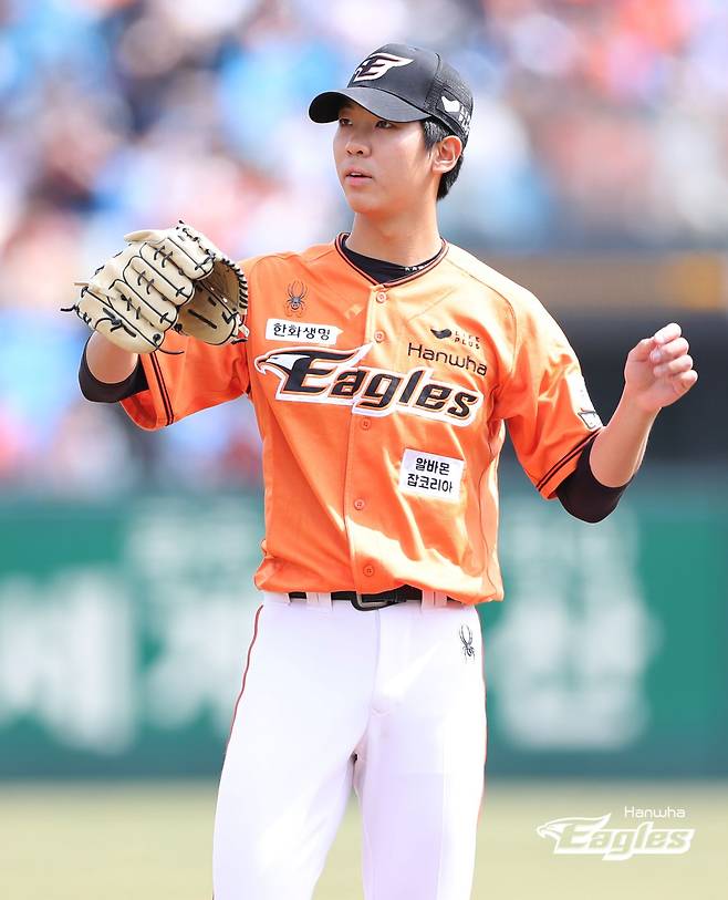 한화 이글스의 좌완 신인 황준서가 프로 데뷔전에서 승리투수가 됐다. 황준서는 31일 대전한화생명이글스파크에서 열린 2024 신한 SOL Bank KBO리그 KT 위즈와의 시즌 3차전에 선발 등판, 5이닝 3피안타 1피홈런 2사사구 5탈삼진 1실점으로 호투를 펼쳤다. 선발승을 수확한 황준서는 KBO리그 역대 10번째로 프로 데뷔전에서 승리투수가 된 '고졸 신인 투수'로 기록됐다. 한화 소속 선수로는 2006년 4월 12일 '괴물' 류현진 이후 무려 18년 만이다. 사진 한화 이글스 제공