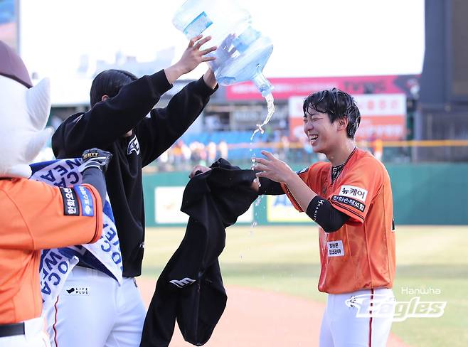 한화 이글스의 좌완 신인 황준서가 프로 데뷔전에서 승리투수가 됐다. 황준서는 31일 대전한화생명이글스파크에서 열린 2024 신한 SOL Bank KBO리그 KT 위즈와의 시즌 3차전에 선발 등판, 5이닝 3피안타 1피홈런 2사사구 5탈삼진 1실점으로 호투를 펼쳤다. 선발승을 수확한 황준서는 KBO리그 역대 10번째로 프로 데뷔전에서 승리투수가 된 '고졸 신인 투수'로 기록됐다. 한화 소속 선수로는 2006년 4월 12일 '괴물' 류현진 이후 무려 18년 만이다. 경기 후 물세례를 받고 있는 황준서의 모습. 사진 한화 이글스 제공