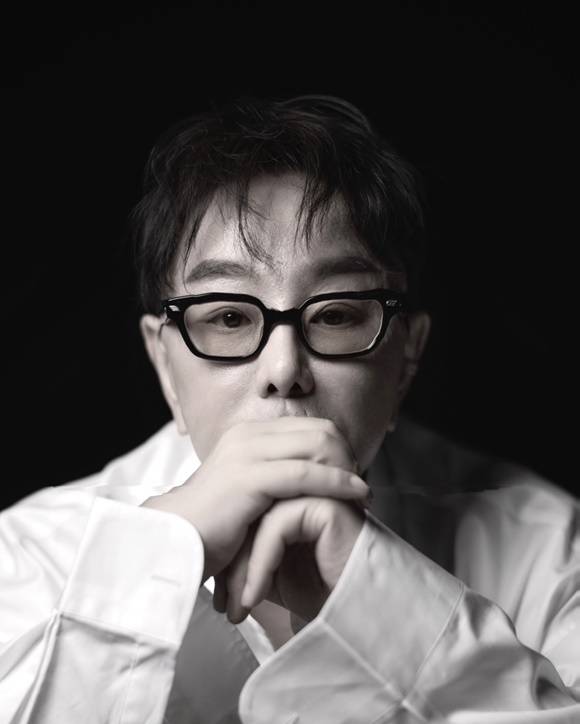 공연 연출가이자 디자이너, 미술 감독으로 활동 중인 정구호가 예명 유은호로 지난달 11일 디지털 싱글 '눈부시다'를 발매했다. /글로이음