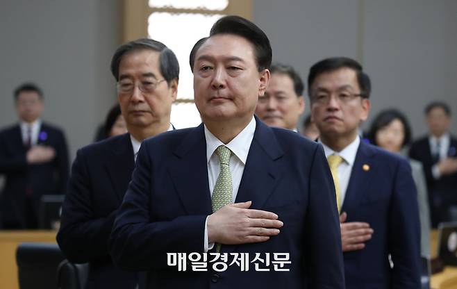 윤석열 대통령이 2일 정부세종청사에서 제15회 국무회의를 시작하기 전 국민의례를 하고 있다. 이승환 기자