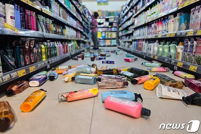 대만의 한 슈퍼마켓에 어지럽게 널려 있는 제품들. ⓒ AFP=뉴스1 ⓒ News1 우동명 기자