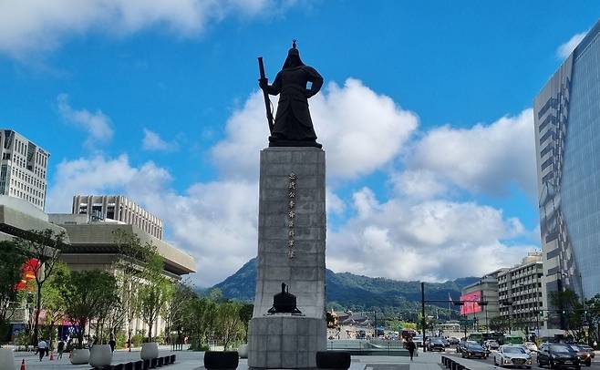 지난 6일 재개장한 서울 광화문광장의 이순신 장군 동상