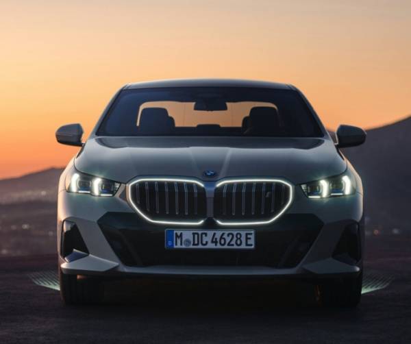 ▲BMW i5 eDrive 40에 적용된 아이코닉 글로우. 어두운 상황에서도 강한 존재감을 드러낸다. (사진제공=BMW코리아)