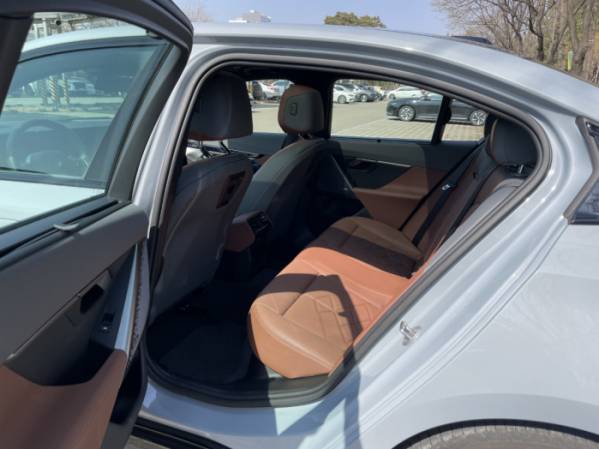 ▲BMW i5 eDrive 40 2열. 긴 휠베이스를 확보한 만큼 앞뒤 거리는 충분하지만 머리 공간은 넓다고 보기 어렵다. (이민재 기자 2mj@)